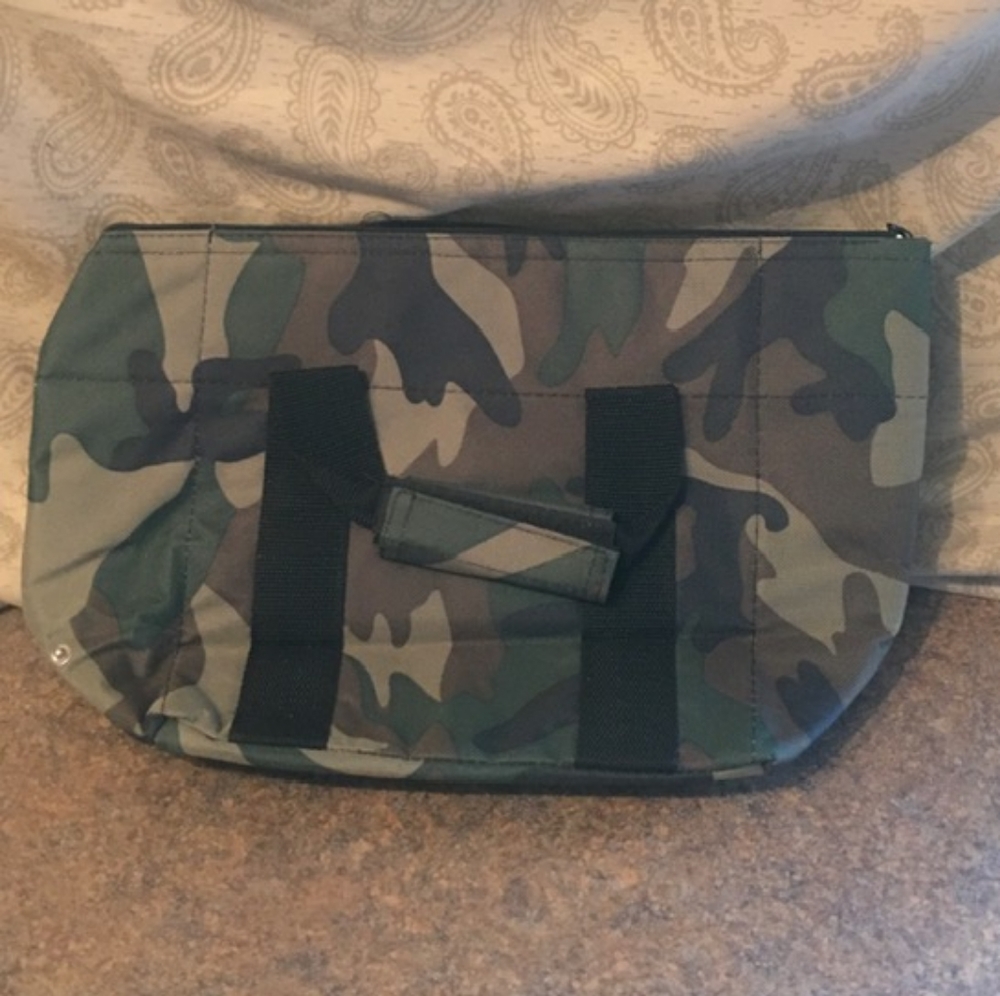 Insulated Camouflage Travel Bag w/Zipper